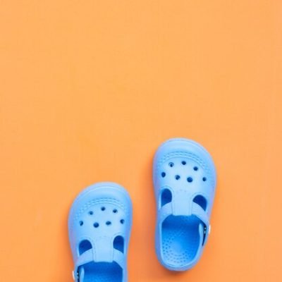 blue-children-rubber-sandals-orange_51524-3054